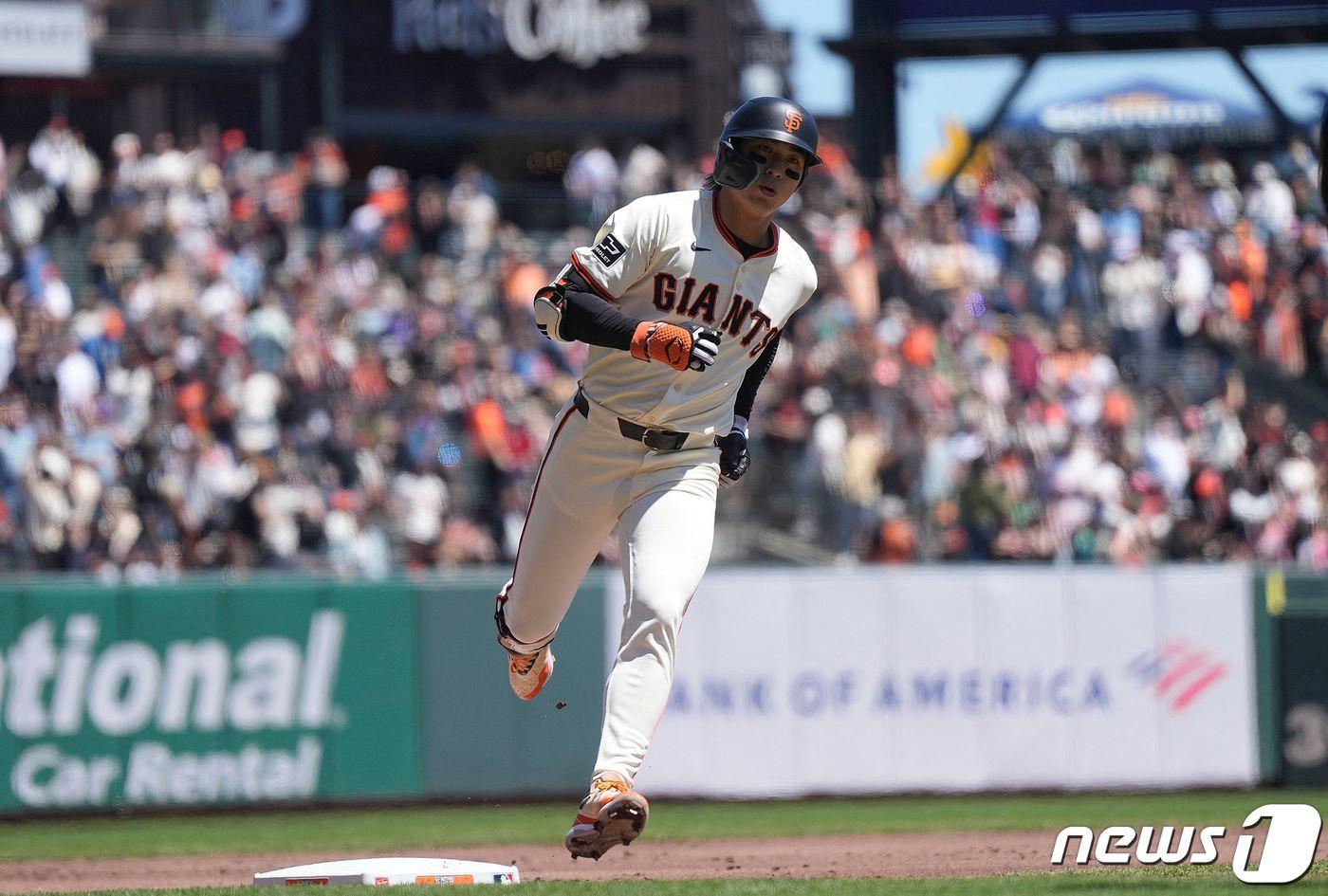 본문 이미지 - 이정후가 21일(한국시간) 애리조나전에서 1회 솔로홈런을 때린 뒤 그라운드를 돌고 있다. ⓒ AFP=뉴스1