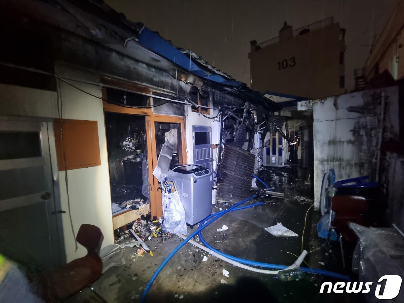 본문 이미지 - 불에 탄 주택.(부산소방재난본부 제공)