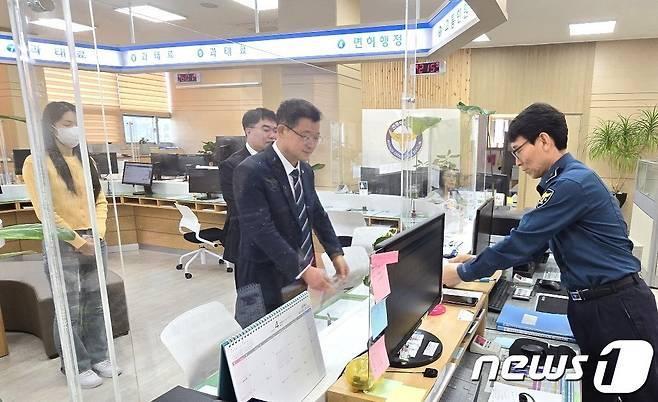 본문 이미지 - 김명철 센터장 등 전북교육인권센터 관계자들이 지난 18일 전주덕진경찰서에 학부모 A씨에 대한 고발장을 접수하고 있다. 교육감이 교권침해 사안으로 학부모를 대리 고발한 것은 전북에서 이번이 처음이다.(전북교육청 제공)/뉴스1