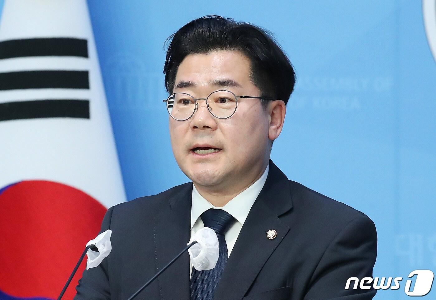 본문 이미지 - 박찬대 더불어민주당 최고위원이 21일 오후 서울 여의도 국회 소통관에서 기자회견을 갖고 민주당 원내대표 출마 선언을 하고 있다. 2024.4.21/뉴스1 ⓒ News1 임세영 기자