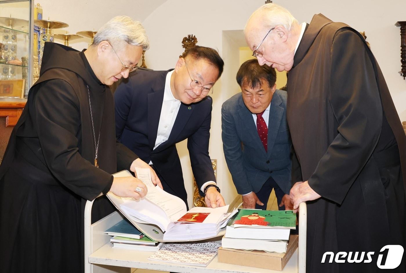 김재욱 군수(왼쪽 두번째) 등 칠곡군 독일 방문단이 지난 18일 프란치스크스 독일 뮌스터슈바르자흐수도원신부와 수도원에서 보관중인 한국 유물을 확인하고 있다. (칠곡군 제공) 2024.4.21/뉴스1