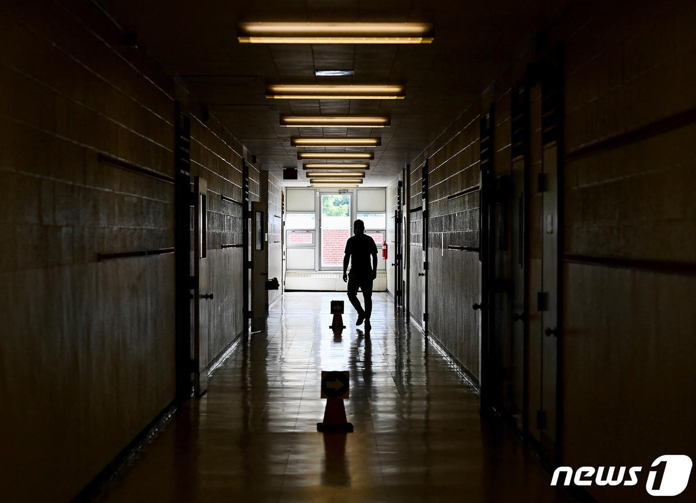 본문 이미지 - 캐나다 온타리오주&#40;州&#41; 헌터스글렌 주니어 공립학교에서 한 교사가 복도를 걷고 있다. 2020.09.14/ ⓒ 로이터=뉴스1 ⓒ News1 권진영 기자