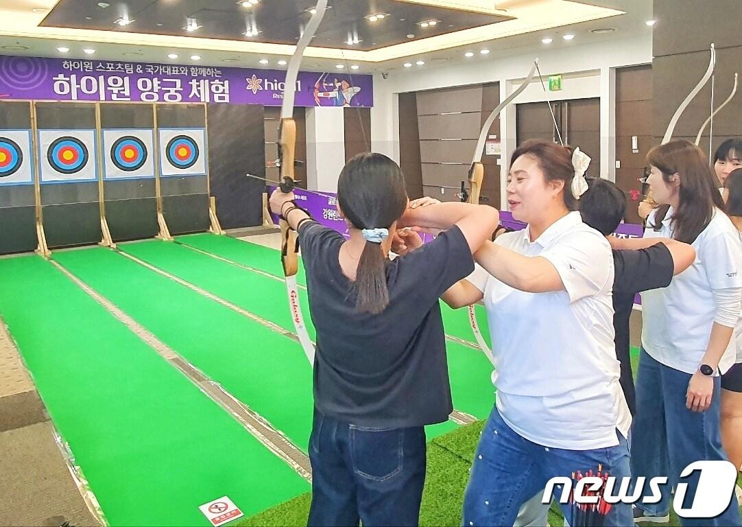 본문 이미지 - 강원랜드가 실시한 '하이원 스포츠 캠프'에서 참가자들이 양궁 체험을 하고 있다.(강원랜드 제공)