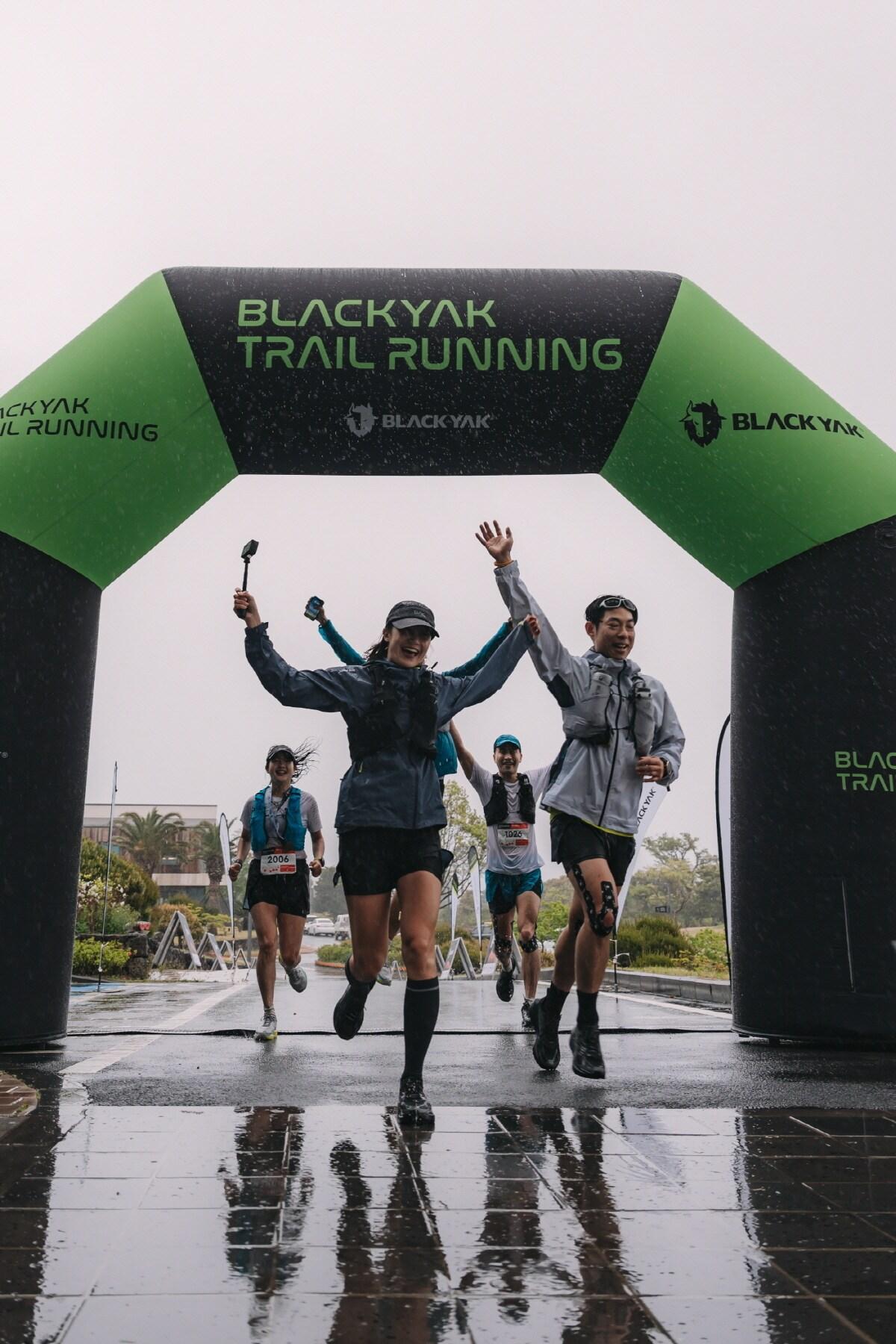 본문 이미지 - 블랙야크는 20일 제주 서귀포시 야크마을에서 트레일 러닝 대회 '블랙야크 트레일 런 50K 2024 제주'를 진행했다.(블랙야크제공)