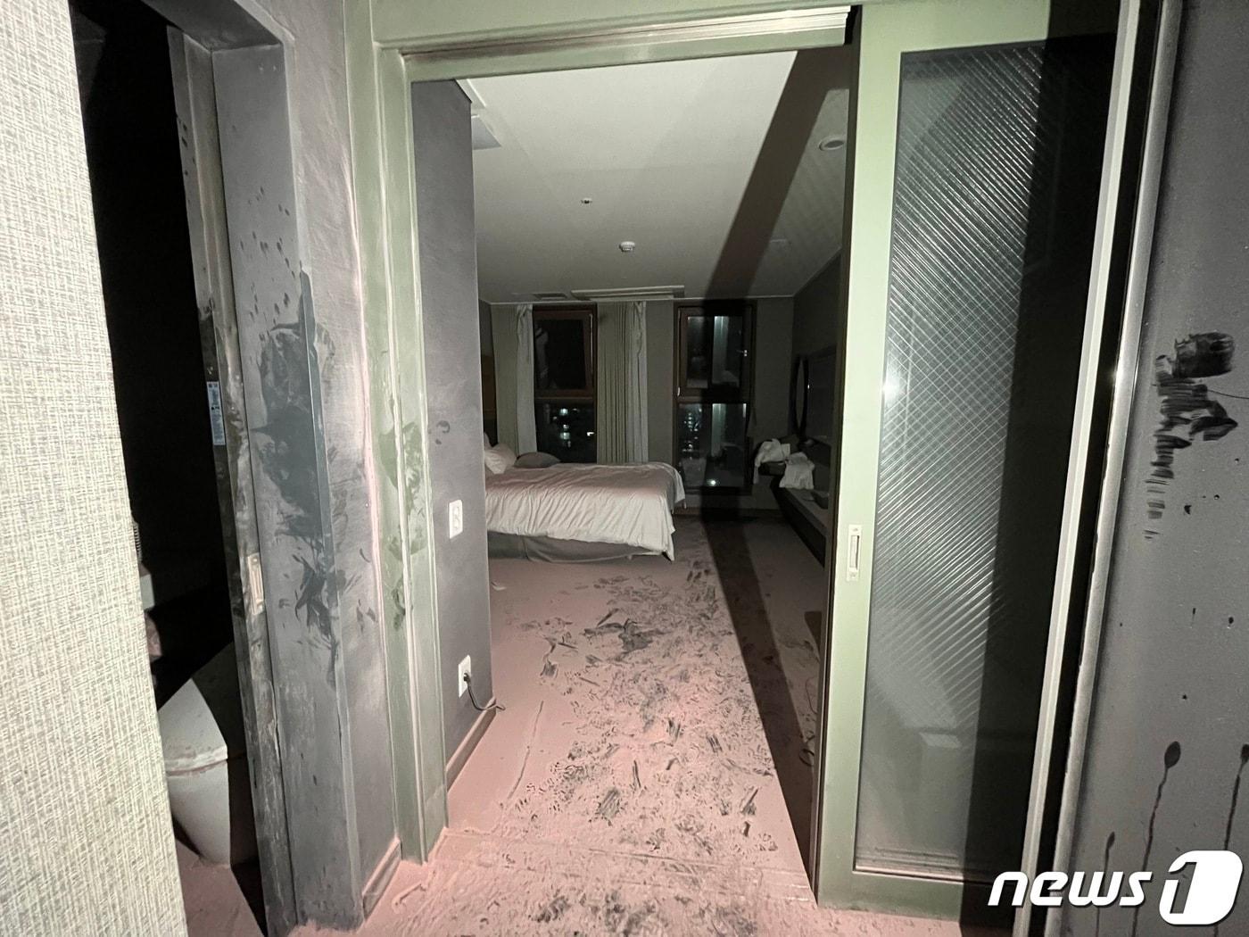 본문 이미지 - 21일 오후 8시 2분쯤 김포시 고촌읍 호텔 13층 객실 화장실에서 화재가 발생했다.(김포소방서 제공)2024.4.22
