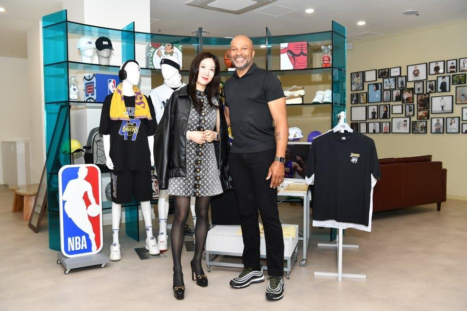 본문 이미지 - 김지원 한세엠케이 대표(왼쪽),과 데릭 피셔.(한세엠케이제공)