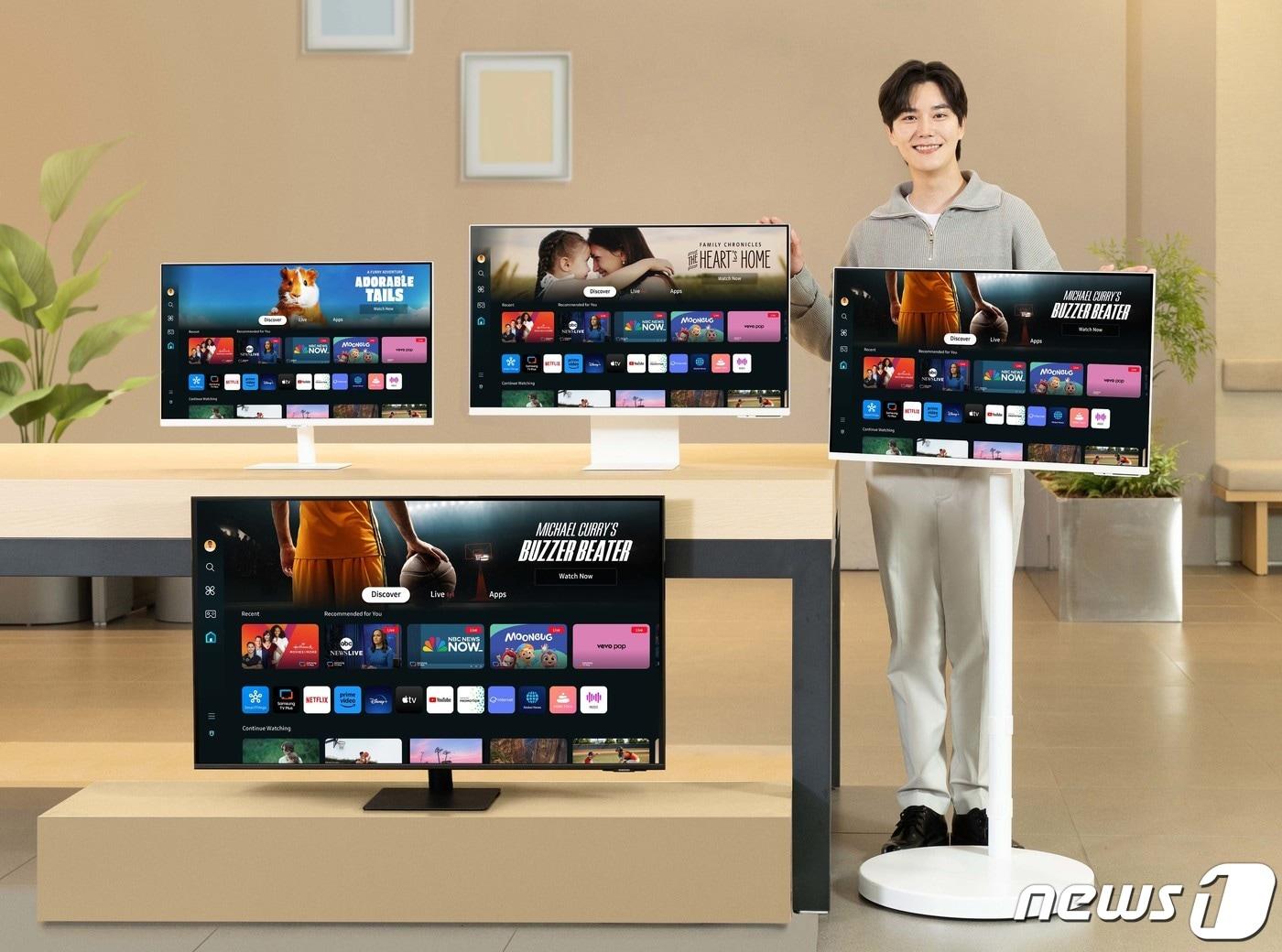 본문 이미지 - 삼성전자 모델이 삼성스토어 청담점에서 홈 라이프 활용성을 강화한 2024년형 스마트모니터를 소개하고 있다.(삼성전자 제공)