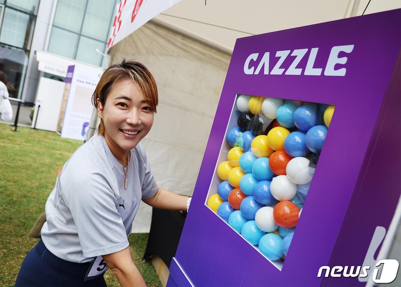 본문 이미지 - 2024 스카이런 참가자가 롯데헬스케어 캐즐 홍보 부스에서 캡슐머신 이벤트에 참여하고 있다/롯데헬스케어 제공