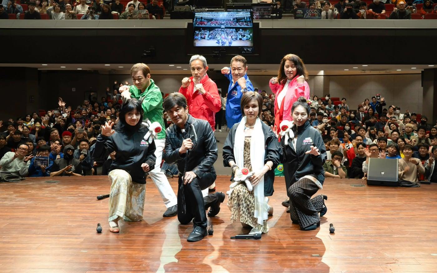 엑스플래닛(X-PLANET)이 주최한 후뢰시맨 국내 첫 단독 팬미팅의 마무리로 후뢰시맨 주연배우 8인이 팬들과 함께 기념 사진을 촬영하고 있다. 좌측 상단부터 그린 후뢰시(우에무라 키하치로), 레드 후뢰시(타루미 토타), 블루 후뢰시(이시와타 야스히로), 핑크 후뢰시(요시다 마유미), 좌측 하단부터 우르크(나가토 미유키), 이 날 깜짝 손님으로 등장한 사 카우라(나카타 죠지), 레이 네펠(하기와라 사요코), 키르트(코지마 유코) 순 (컴투스홀딩스 제공)