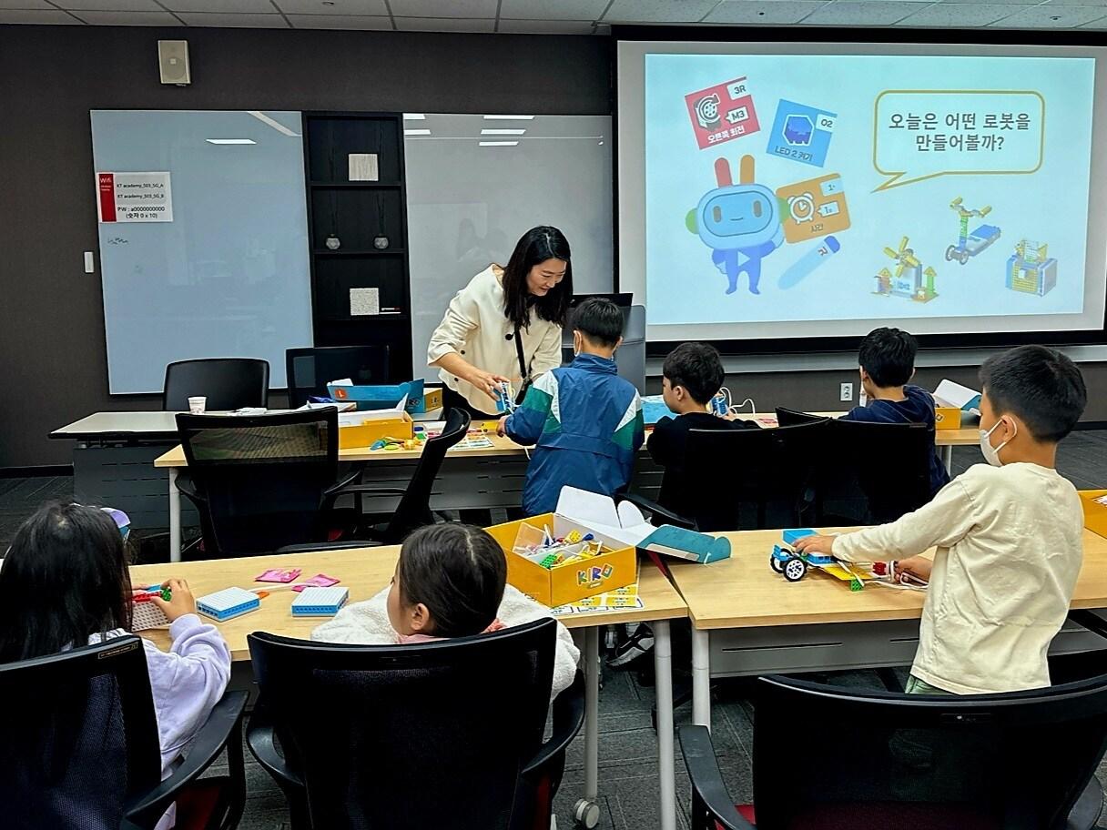 본문 이미지 - KT는 지난 20일 KT분당사옥에 마련된 강의실에서 진행된 ‘KT와 함께하는 SW/AI 코딩 공유학교’ 2회차 교육에서 성남지역 초등학생들에게 AI코디니를 활용해 코딩 교육을 진행했다. (KT 제공)