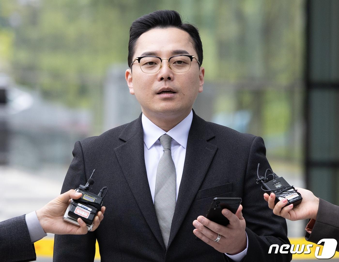 본문 이미지 - '경기도 법카 유용 의혹' 제보자 조명현 씨가 22일 오전 경기 수원시 영통구 수원지방법원에서 열린 ‘공직선거법 위반’ 혐의로 불구속 기소된 더불어민주당 이재명 대표의 배우자 김혜경 씨의 3차 공판에 증인으로 출석하기 전 입장을 말하고 있다. 2024.4.22/뉴스1 ⓒ News1 이재명 기자