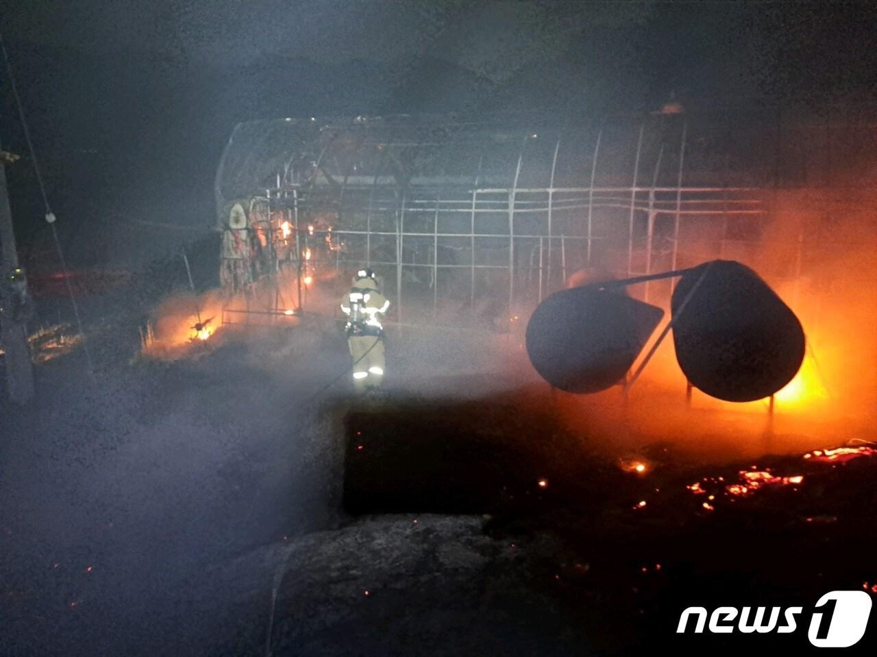 본문 이미지 - 22일 0시 22분쯤 충북 옥천군 동이면 한 포도 재배 시설하우스에서 불이 나 50여분만에 꺼졌다. (옥천소방서 제공) /뉴스1