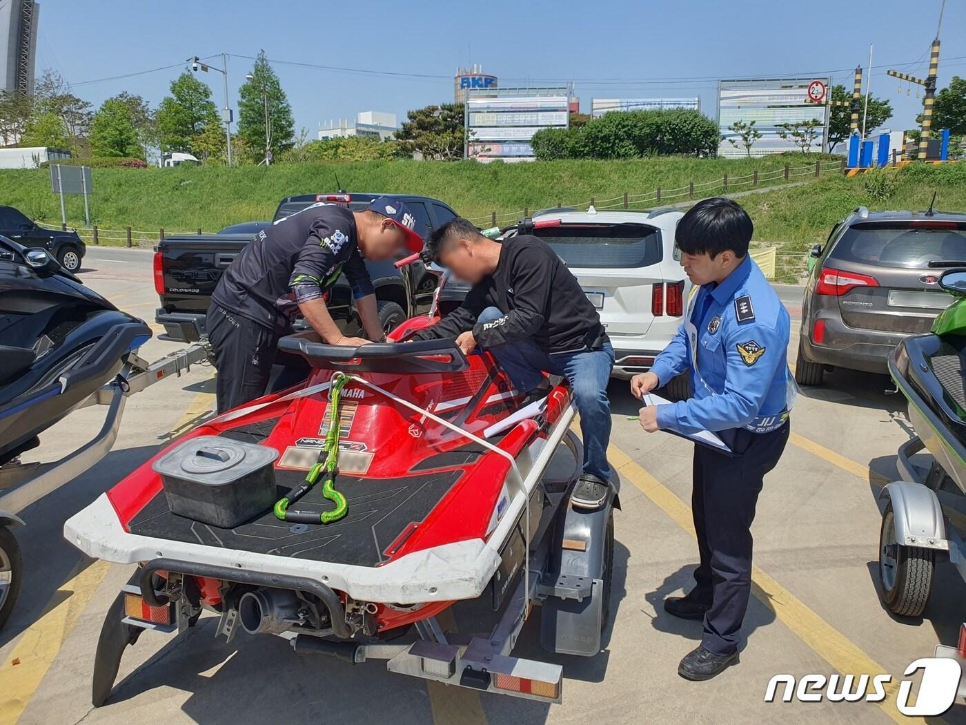 본문 이미지 - 경북 포항해양경찰서는 27일 봄철 수상레저 안전사고 예방을 위해 동력수상레저기구 무상점검 서비스를 실시한다. 사진은 지난해 점검모습, (포항해양경찰서제공) 2024.4.22/뉴스1 