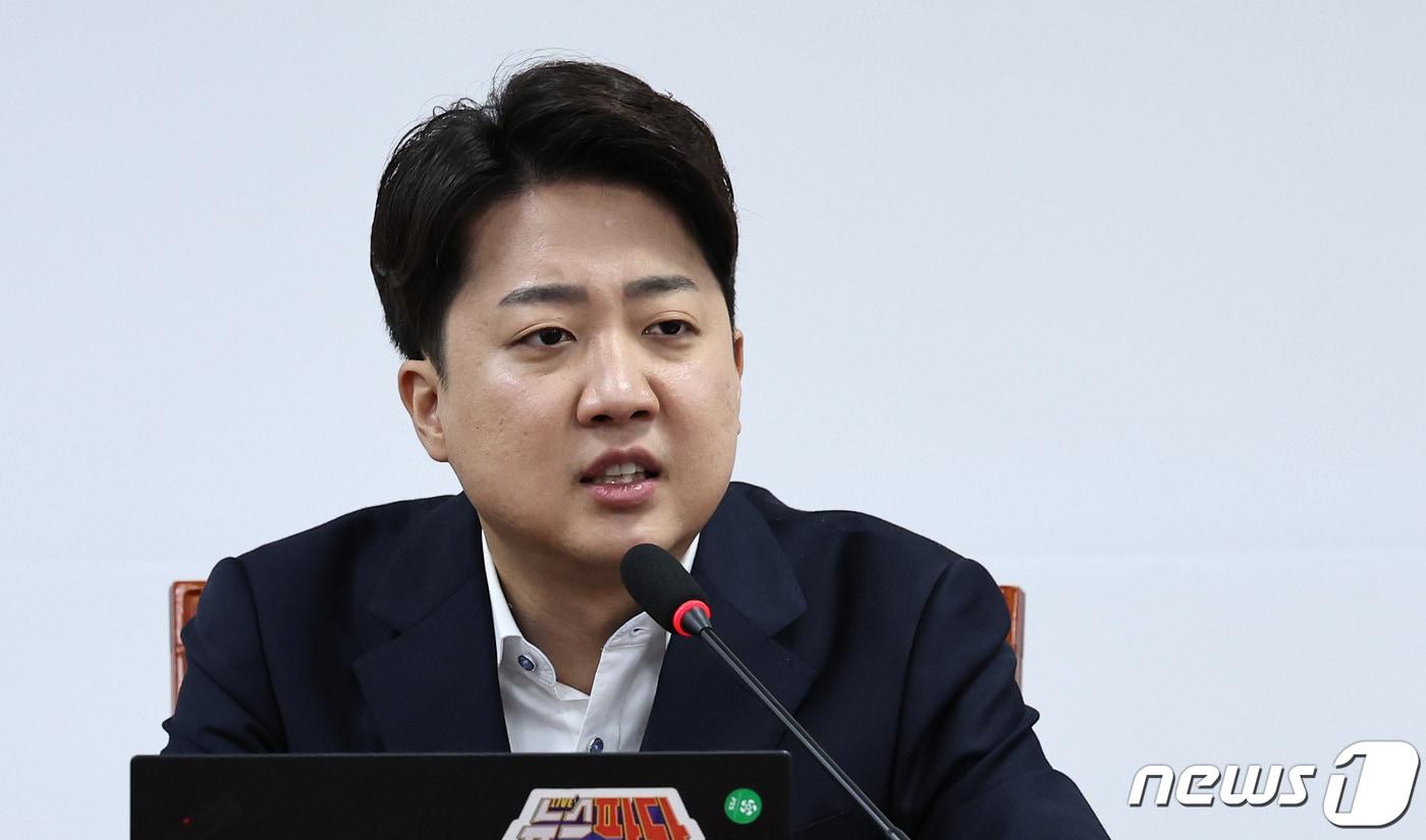 본문 이미지 - 이준석 개혁신당 대표가 22일 오전 서울 여의도 국회에서 열린 최고위원회의에서 모두발언을 하고 있다. 2024.4.22/뉴스1 ⓒ News1 구윤성 기자