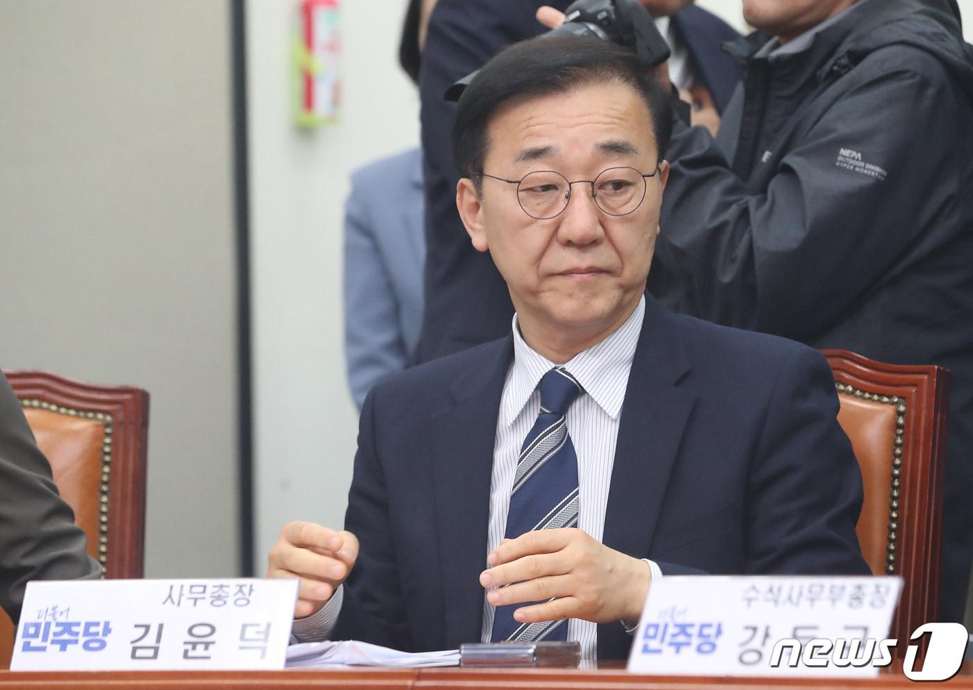 본문 이미지 - 김윤덕 더불어민주당 사무총장이 22일 오전 서울 여의도 국회에서 열린 최고위원회의에 참석하고 있다. 2024.4.22/뉴스1 ⓒ News1 임세영 기자