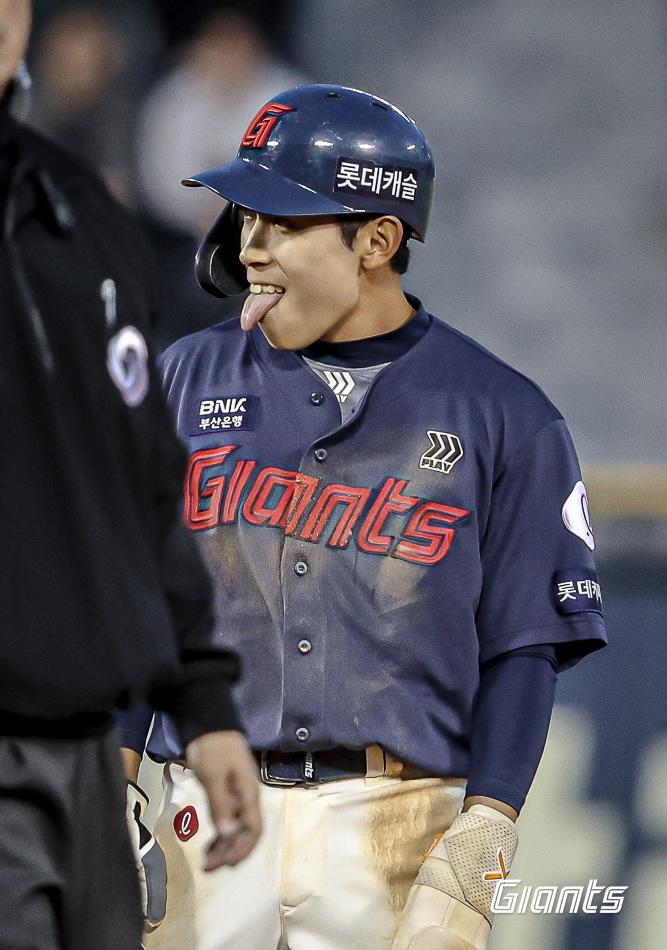 본문 이미지 - 롯데 자이언츠의 반등을 이끌고 있는 황성빈. (롯데 제공)