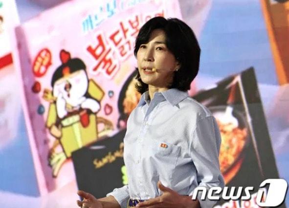 본문 이미지 - 김정수 삼양라운드스퀘어 부회장이 '삼양라면 60주년 기념 비전선포식'에서 변경된 그룹 공식명칭을 소개하고 있다. 2023.9.14/뉴스1 ⓒ News1 구윤성 기자