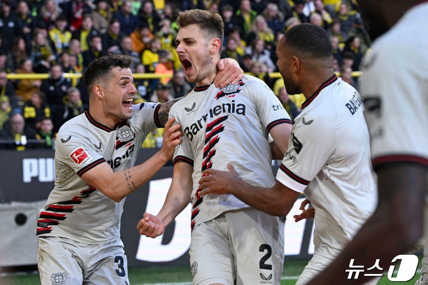 본문 이미지 - 후반 추가시간 극적인 동점골을 터트린 스타니시치(가운데)가 포효하고 있다. ⓒ AFP=뉴스1