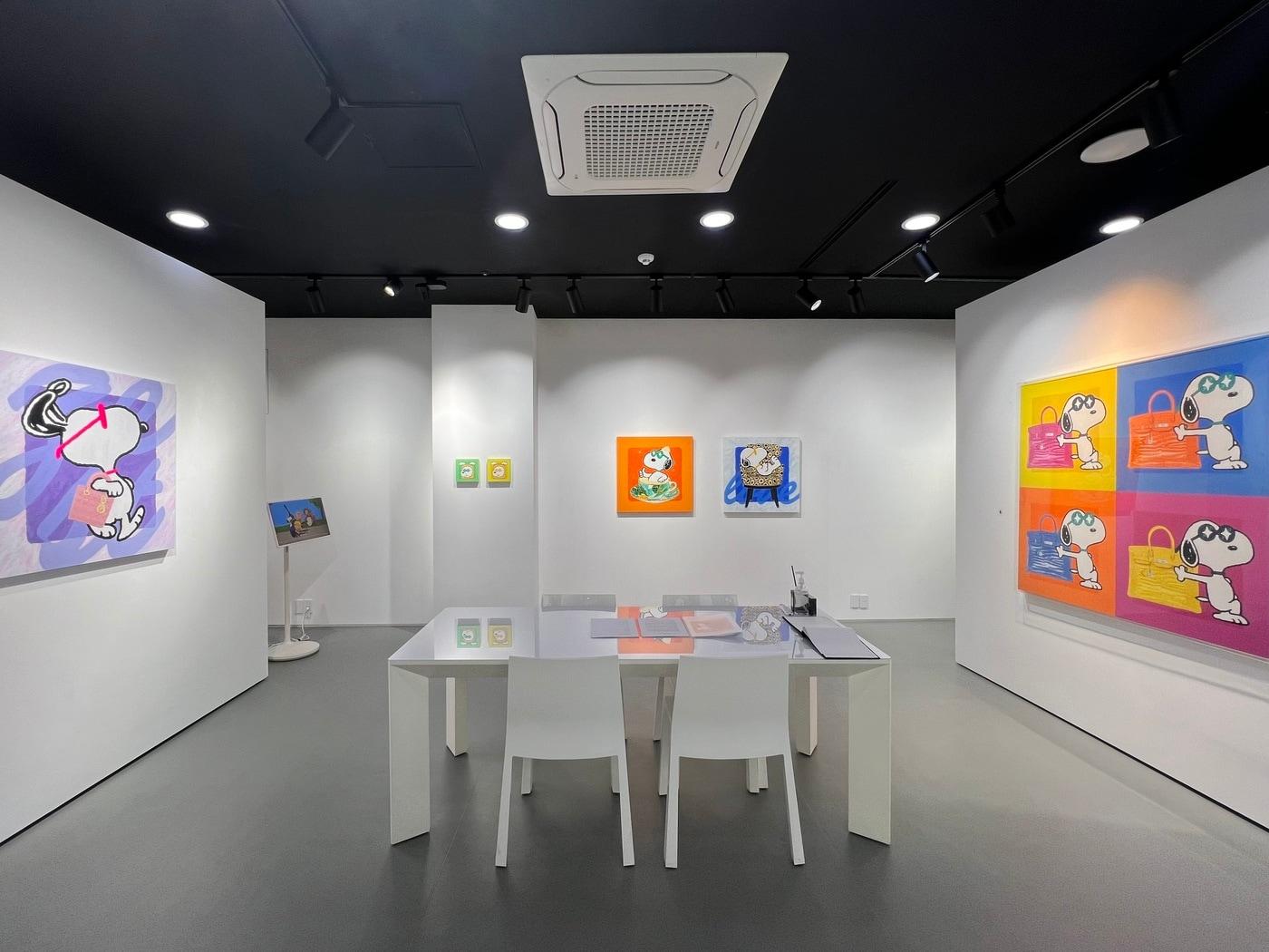 본문 이미지 - 스마트갤러리에서 열리는 작가 코스몬스의 첫 개인전 모습. 갤러리 제공. 