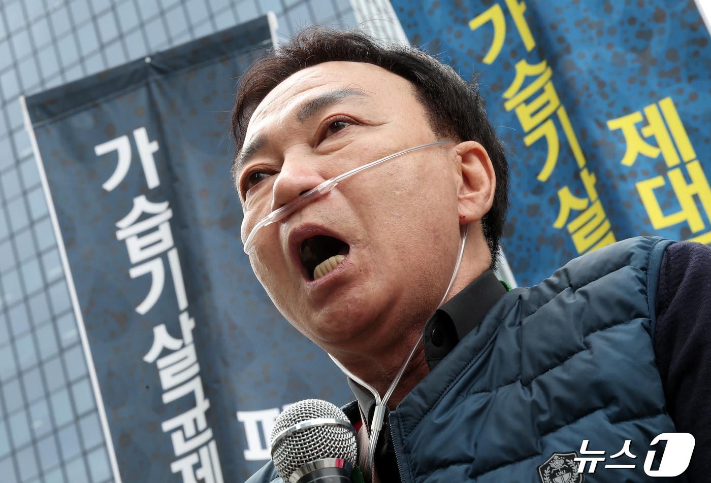 가습기 살균제 참사 피해자 서영철 씨가 서울 영등포구 여의도 옥시 사옥 앞에서 열린 &#39;1853번째 가습기살균제 참사 피해자의 죽음&#39; 기자회견에서 발언하고 있다. 2024.4.22/뉴스1 ⓒ News1 김성진 기자