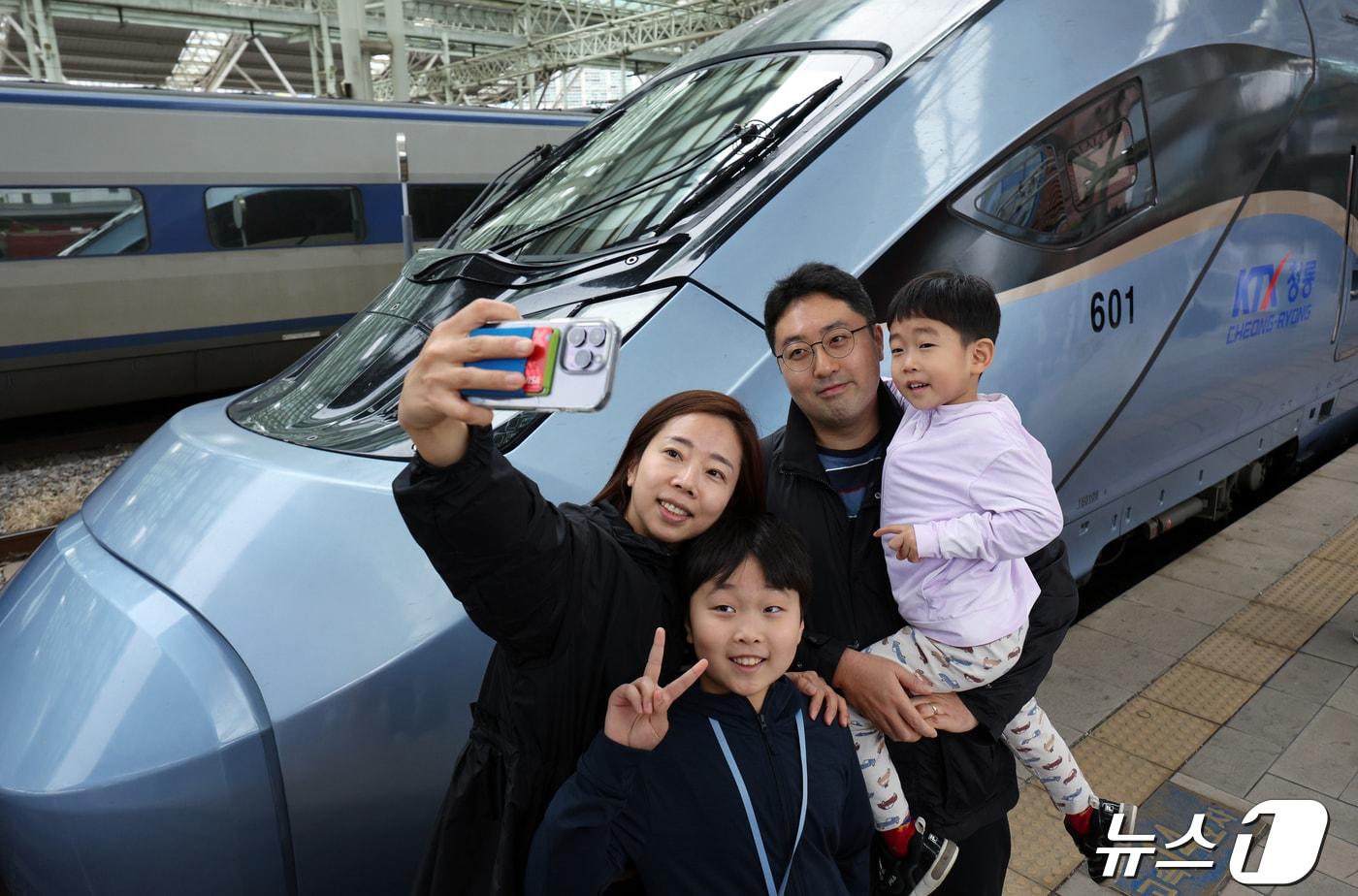 한국철도공사(코레일)가 KTX와 전동차 등 철도차량에 친환경·고효율 신기술을 도입해 에너지 절감과 탄소중립 실현에 앞장선다. 사진은 지난해 서울역에서 열린 'KTX-청룡' 첫 시승 행사 모습. 2024.4.22/뉴스1 ⓒ News1 박정호 기자