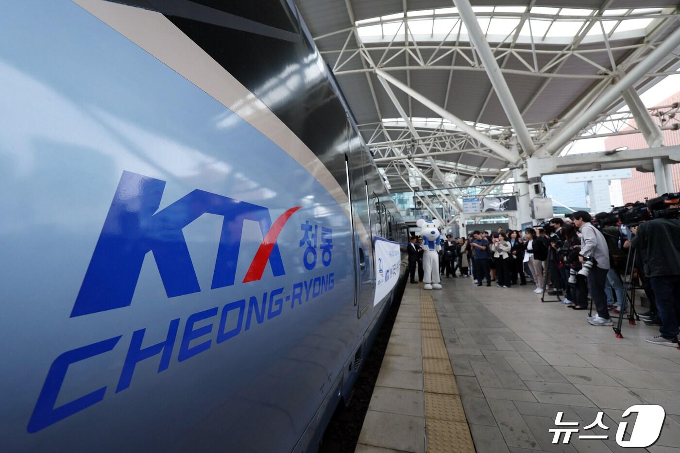 본문 이미지 - 22일 오전 서울 중구 봉래동 서울역으로 'KTX-청룡'이 첫 시승 행사를 위해 도착하고 있다.  2024.4.22/뉴스1 ⓒ News1 박정호 기자