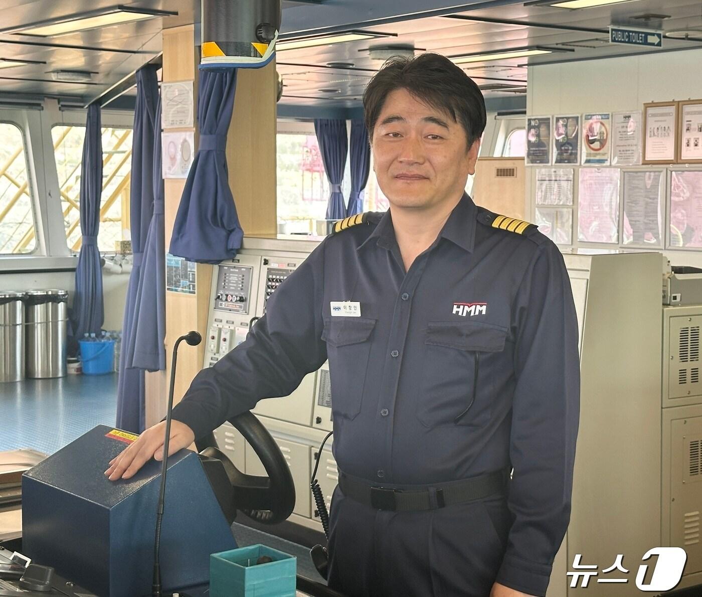본문 이미지 - HMM 함부르크호 이창인 선장 2024.04.19/뉴스1 ⓒ News1 금준혁 기자