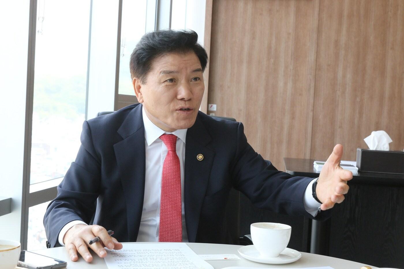 본문 이미지 - 김경안 새만금개발청장이 지난 19일 오후 서울 용산구 동자동 새만금개발청 새만금투자전시관에서 진행된 <뉴스1>과의 인터뷰에서 새만금의 친기업정책을 설명하고 있는 모습.(새만금개발청 제공)