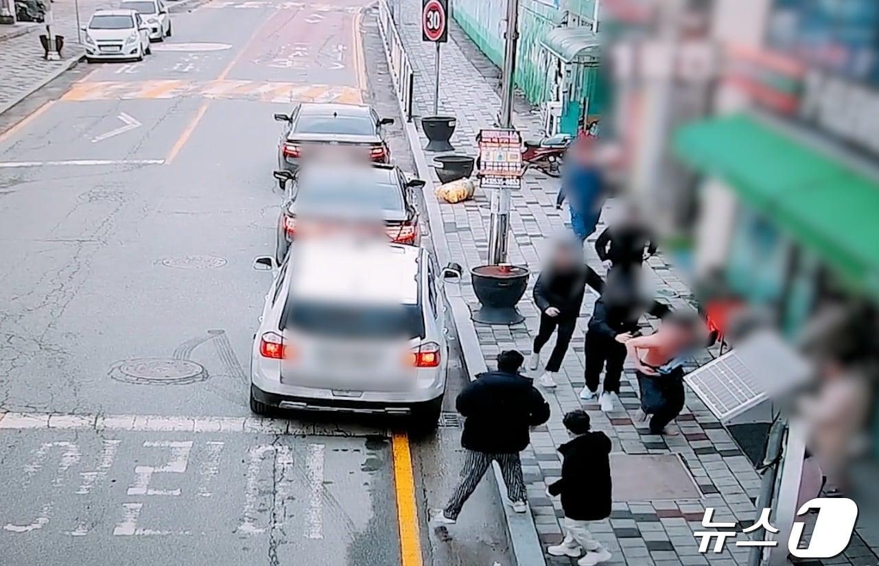 본문 이미지 - 불법체류자를 강제로 붙잡는 장면.(충북경찰청 제공).2024.04.22./뉴스1