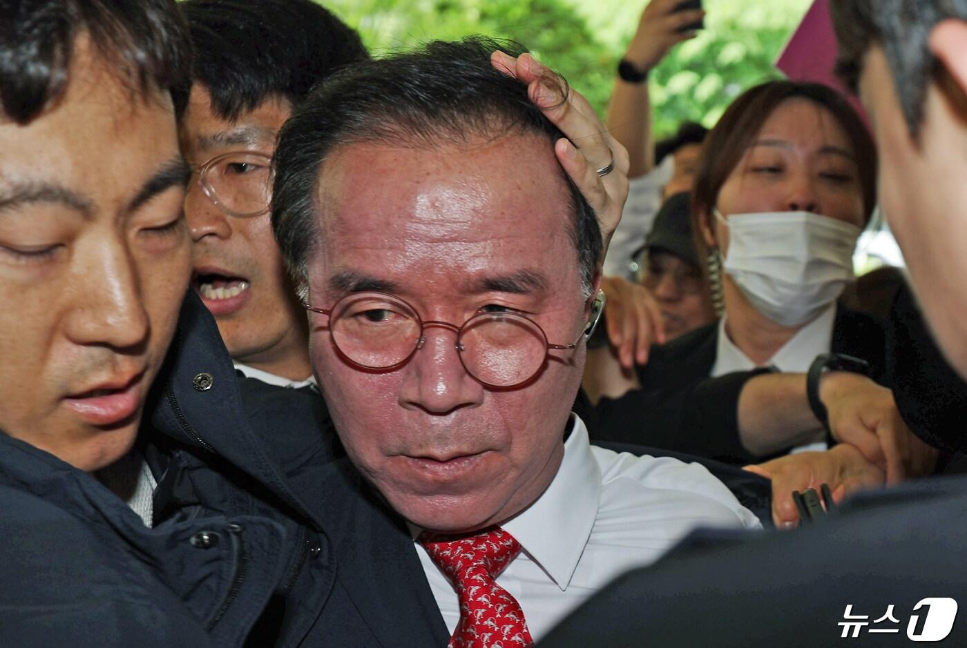 '이태원참사' 부실 대응 혐의로 재판에 넘겨진 김광호 전 서울경찰청장이 22일 오후 서울 마포구 서부지법에서 유가족들에게 거센 항의를 받으며 첫 공판에 출석하고 있다. 2024.4.22/뉴스1 ⓒ News1 장수영 기자