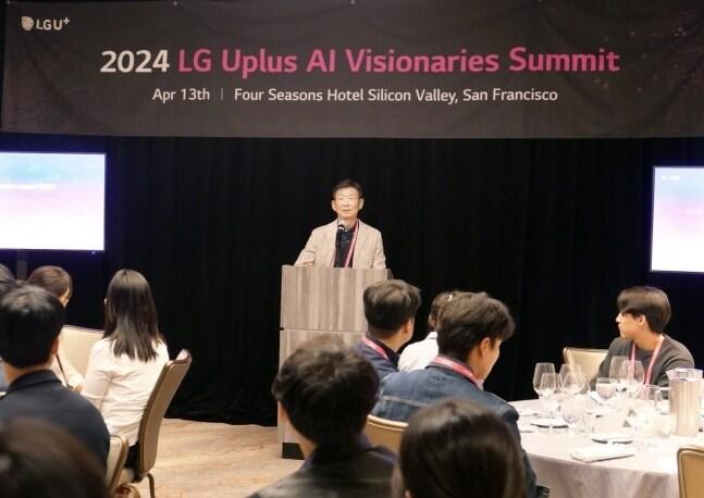 본문 이미지 - 황현식 LG유플러스 대표가 미국 주요 대학 AI 분야 석박사들과 이야기를 나누고 있다.(LG유플러스 제공)