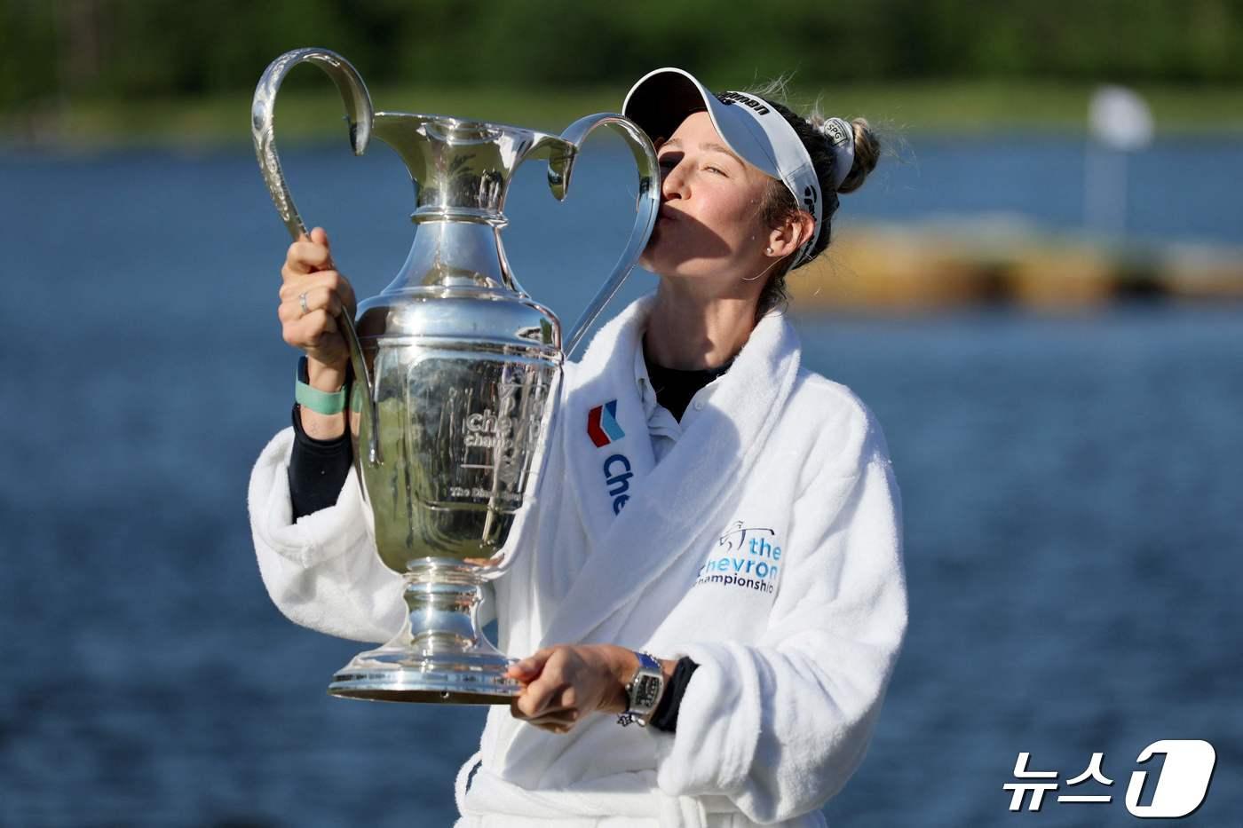 넬리 코다(미국)가 22일(한국시간) 열린 셰브론 챔피언십에서 우승한 뒤 트로피에 입을 맞추고 있다. ⓒ AFP=뉴스1