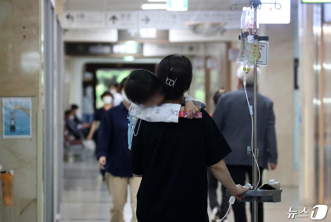 경북대 의대 본과생 91%가 유급 위기에 처한 것으로 나타났다. 의·정 갈등 장기화로 의대생의 대량 유급이 눈 앞에 놓이자 의료계와 정부는 대책 마련에 집중해야 한다는 지적이 나온다. 사진은 대구의 한 대학병원. (사진은 기사 내용과 무관함) 뉴스1 ⓒ News1 자료 사진