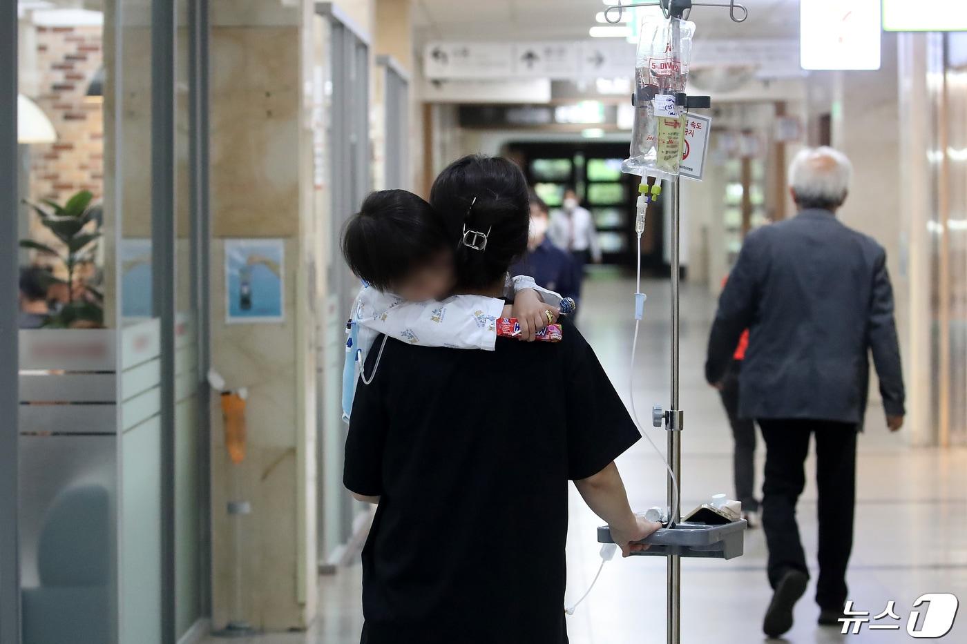 본문 이미지 - 대구의 한 대학병원에서 소아환자를 품에 안은 보호자가 이동하고 있다. ⓒ 뉴스1 공정식 기자