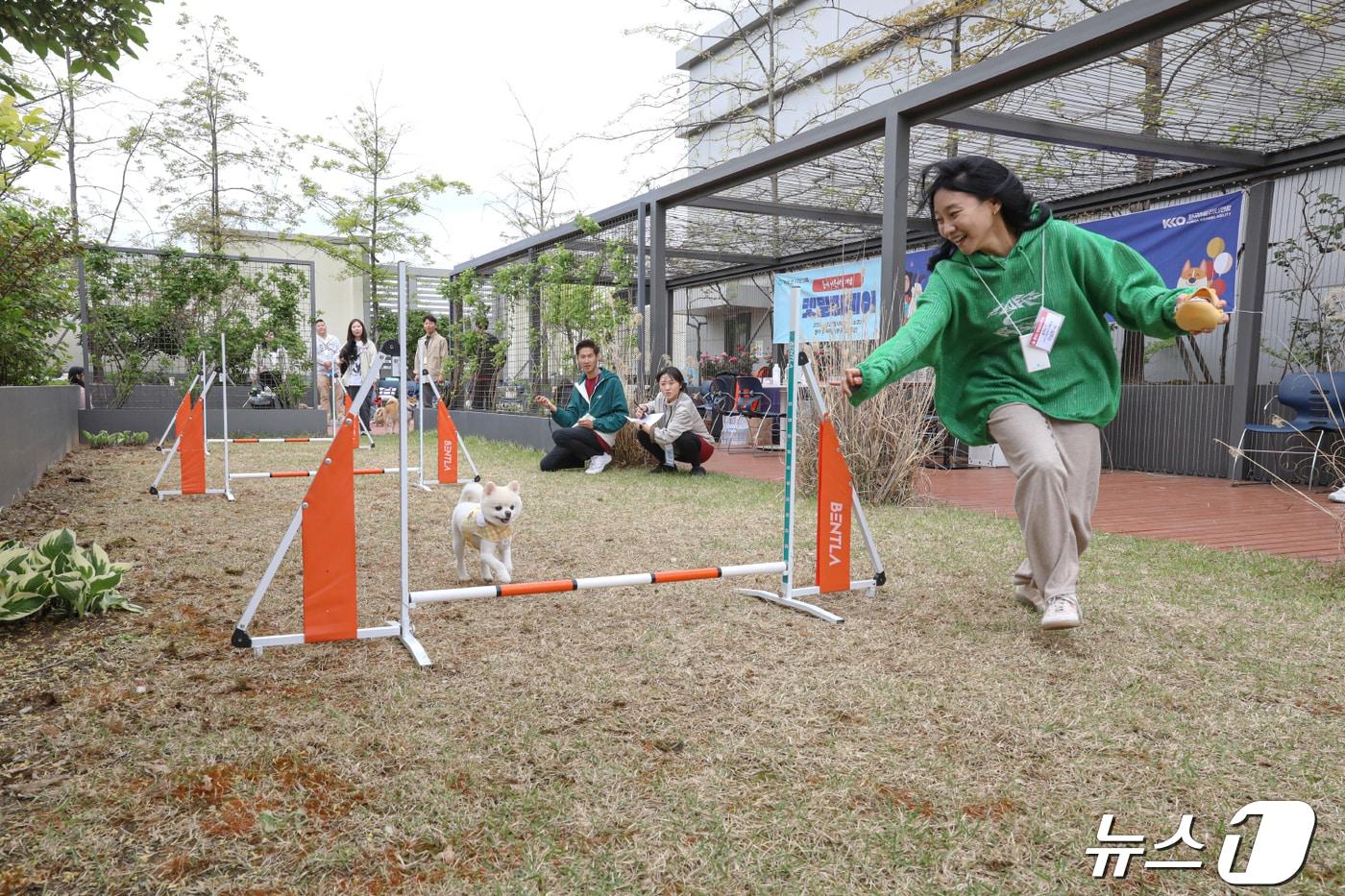 동아쏘시오홀딩스 임직원들이 월요병 해소를 위해 회사가 준비한 '동아 어른이날' 행사에 참여하고 있다.(동아쏘시오홀딩스 제공)/뉴스1 ⓒ News1