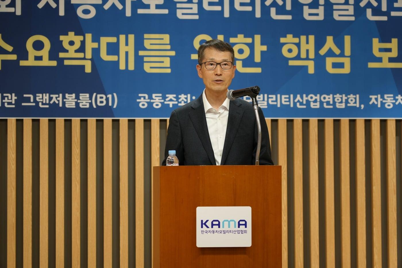 본문 이미지 - 강남훈 한국자동차모빌리티산업협회‧자동차모빌리티산업연합회 회장이 제35회 자동차산업발전포럼에서 발언을 하는 모습(KAMA 제공).