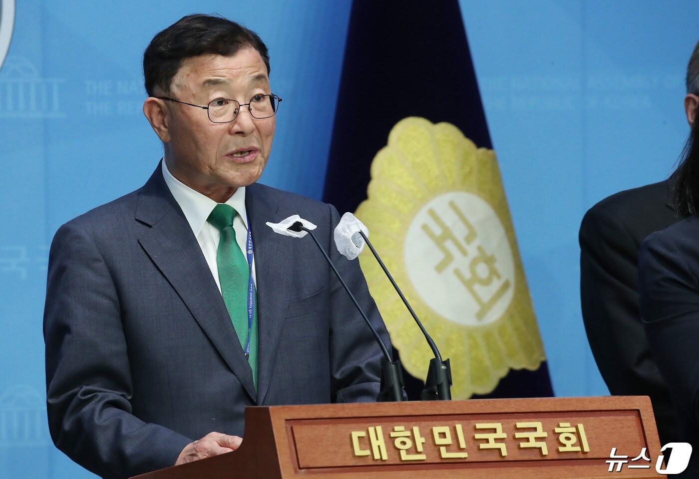 김상균 연금개혁 공론화위원회 위원장이 22일 오후 서울 여의도 국회 소통관에서 기자회견을 갖고 연금개혁 공론화에 참여한 시민대표단을 대상으로 진행된 설문조사 결과를 발표하고 있다. 2024.4.22/뉴스1 ⓒ News1 임세영 기자