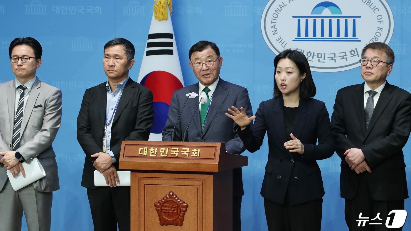 본문 이미지 - 김상균 연금개혁 공론화위원회 위원장이 22일 오후 서울 여의도 국회 소통관에서 기자회견을 갖고 연금개혁 공론화에 참여한 시민대표단을 대상으로 진행된 설문조사 결과를 발표하고 있다. 2024.4.22/뉴스1 ⓒ News1 임세영 기자
