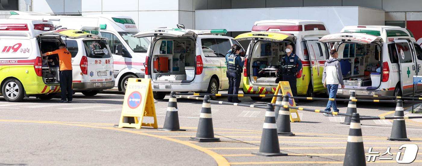 본문 이미지 - 서울의 한 대학병원 응급의료센터 앞에 구급차들이 줄이어 세워져 있다. 2024.4.22/뉴스1 ⓒ News1 민경석 기자