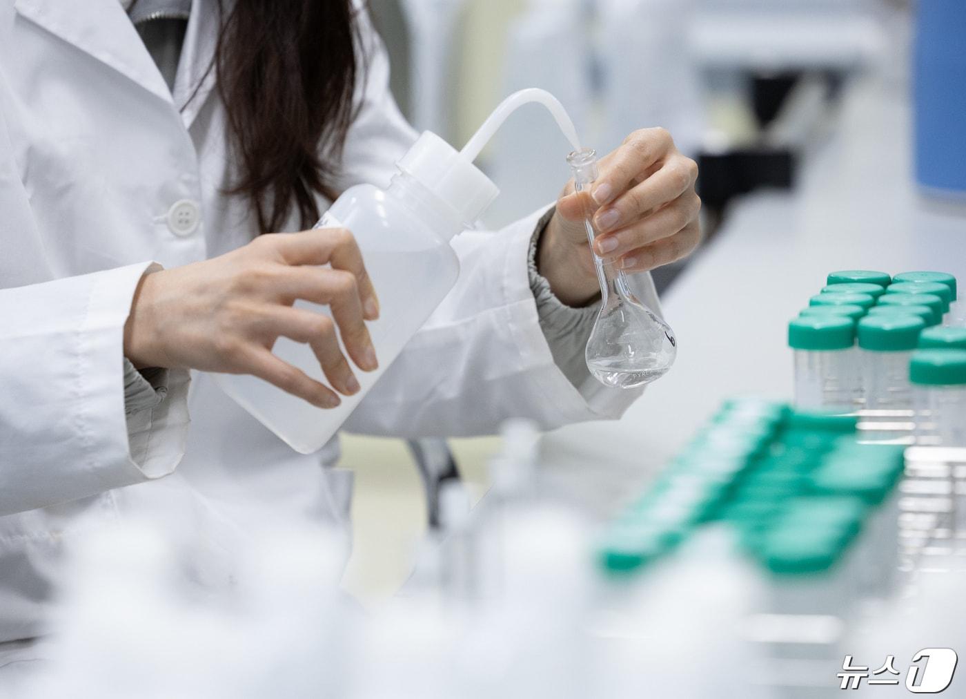 본문 이미지 - 수돗물 시료를 검사하고 있는 모습. (사진은 기사 내용과 무관함) / 뉴스1