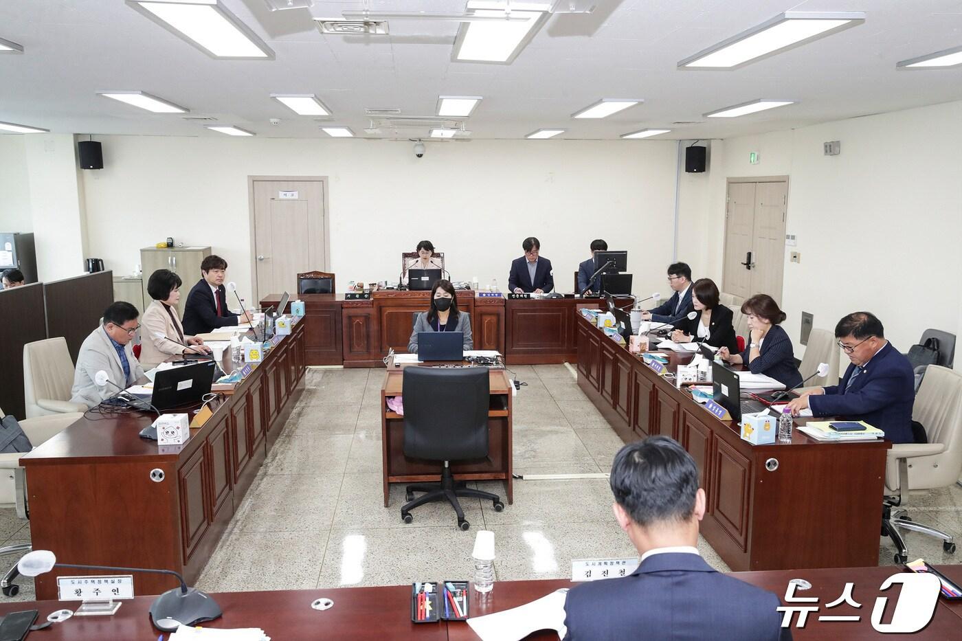 본문 이미지 - 22일 제283회 고양시의회 임시회 건설교통위원회 안건심사 모습. (고양시의회 제공)
