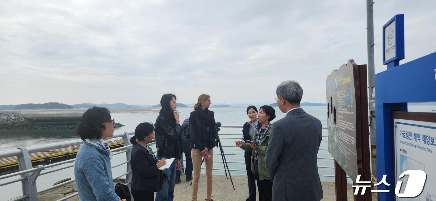 바덴해 공동사무국 세계유산담당관 등 방문단이 22일 서산 가로림만 벌말항에서 충남도 관계자로부터 가로림만 해양 현황에 대한 설명을 듣고 있다. (충남도 제공)/뉴스1