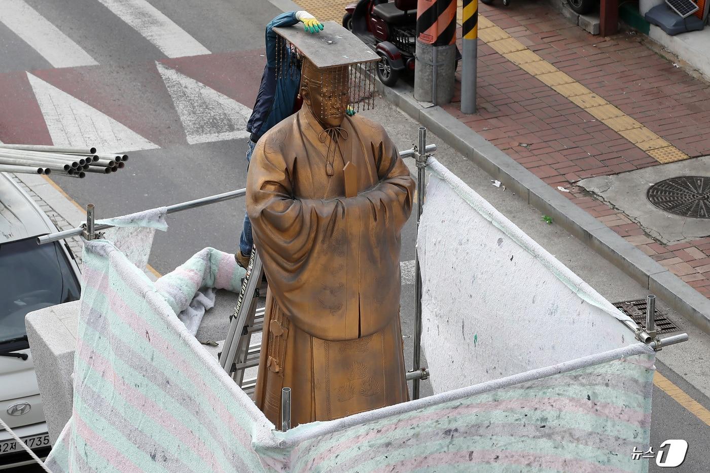 본문 이미지 - 22일 오후 대구 중구 달성공원 앞에서 철거업체 관계자들이 순종 황제 동상 주변에 가림막을 설치한 뒤 철거를 준비하고 있다. 2013년 중구 달성공원 앞 '순종 황제 어가길(중구 수창동~인교동 2.1㎞)' 조성과 함께 세워진 순종 황제 동상은 역사 왜곡과 친일 미화 논란 끝에 건립 11년 만에 철거하게 됐다. 2024.4.22/뉴스1 ⓒ News1 공정식 기자