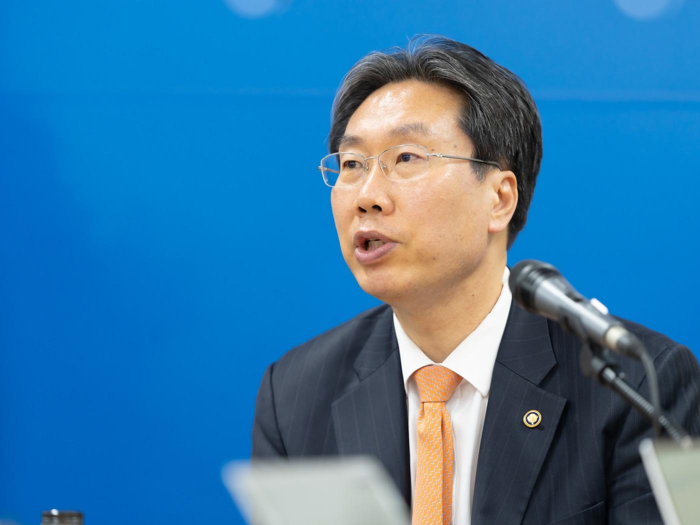 본문 이미지 - 최장혁 개인정보보호위원회 부위원장이 4월 22일 오후 서울 종로구 정부서울청사에서 개최된 출입기자단 백브리핑에서 인사말씀을 하고 있다.(개보위 제공)