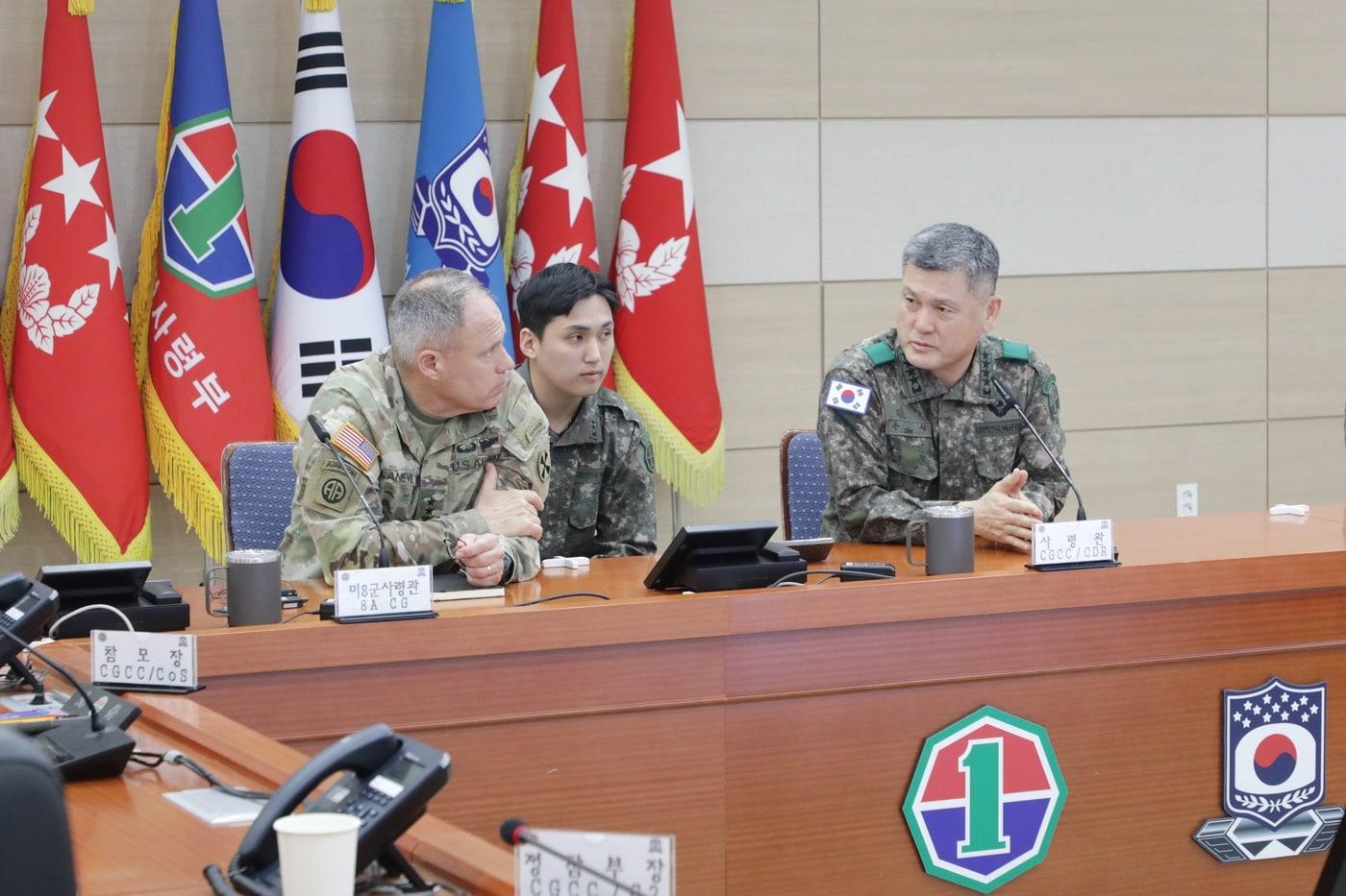 손식(오른쪽) 지상작전사령관이 22일 부대에서 크리스토퍼 라니브 미8군사령관과 한미 연합 지상작전수행 능력 향상을 위해 이야기를 나누고 있다.(지작사 제공)