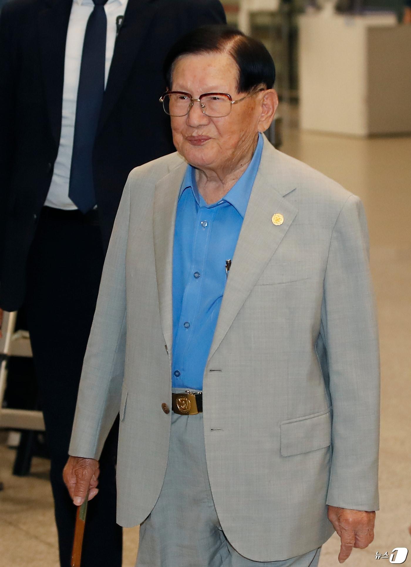 본문 이미지 - 신천지예수교 증거장막성전의 이만희 총회장이 2024년 4월 22일 해외 일정을 마치고 인천 중구 인천국제공항 제1여객터미널을 통해 필리핀에서 입국하고 있는 모습. 2024.4.22/뉴스1 ⓒ News1 권현진 기자