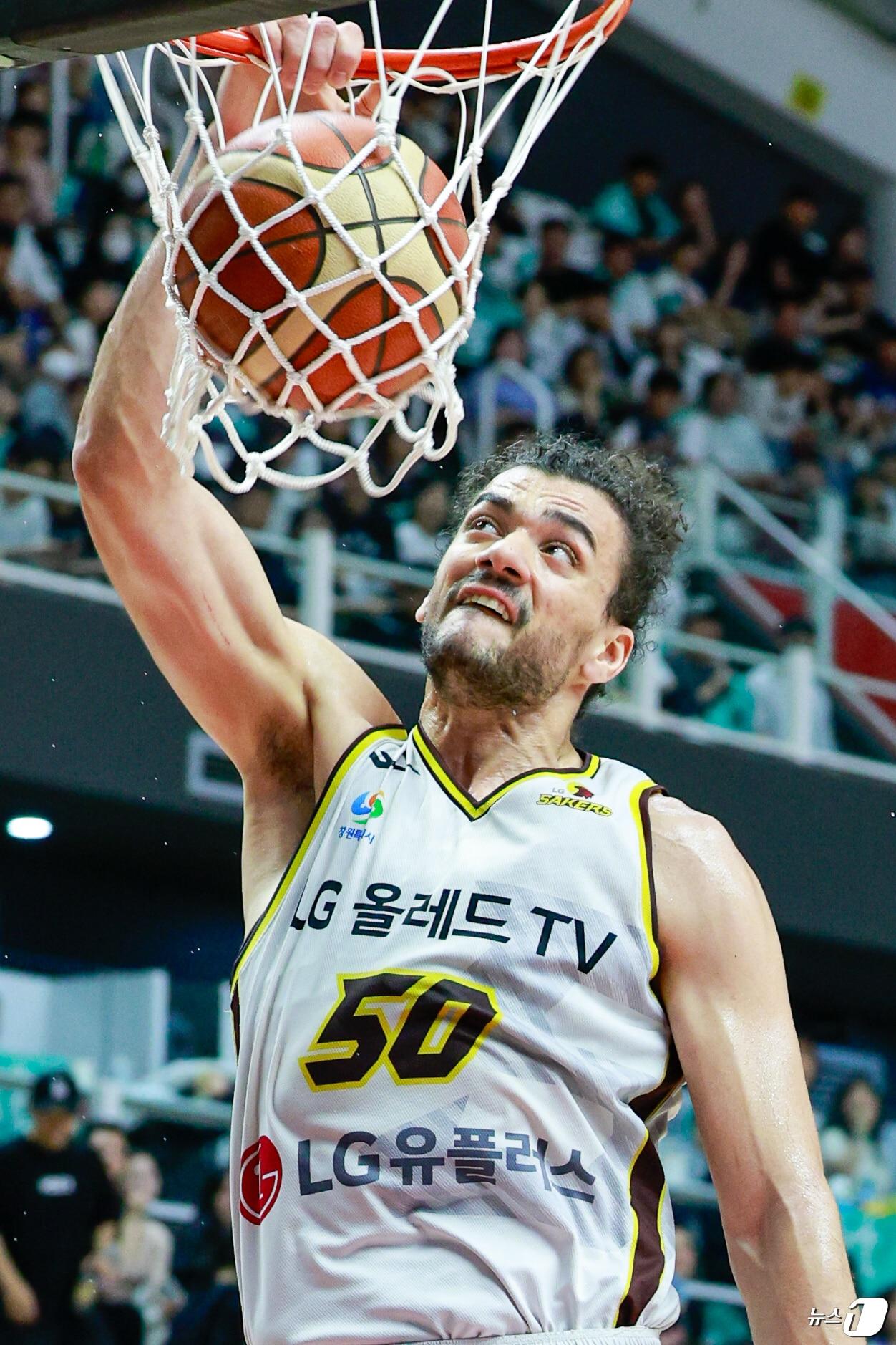 본문 이미지 - 22일 오후 경기 수원KT소닉붐아레나에서 열린 2023-24 KBL 정관장 프로농구 4강 플레이오프 4차전 수원 KT 소닉붐과 창원 LG 세이커스의 경기, LG 아셈 마레이가 원핸드 덩크슛을 하고 있다. 2024.4.22/뉴스1 ⓒ News1 안은나 기자