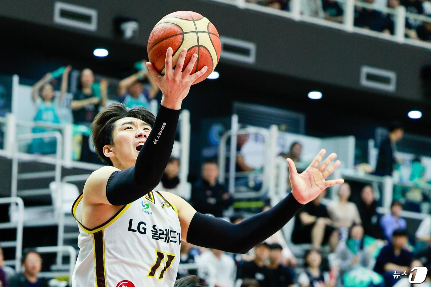 본문 이미지 - 22일 오후 경기 수원KT소닉붐아레나에서 열린 2023-24 KBL 정관장 프로농구 4강 플레이오프 4차전 수원 KT 소닉붐과 창원 LG 세이커스의 경기, LG 양홍석이 슛을 하고 있다. 2024.4.22/뉴스1 ⓒ News1 안은나 기자