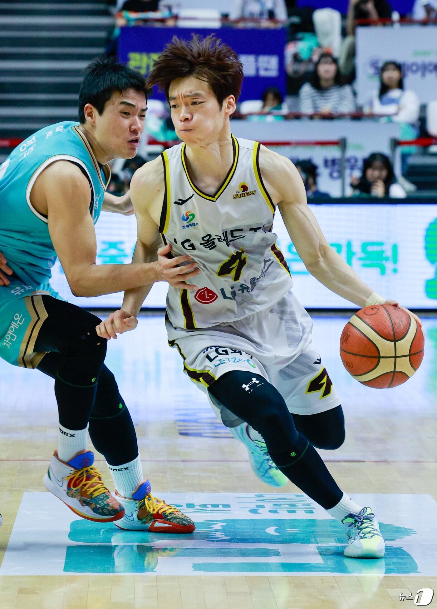 본문 이미지 - 22일 오후 경기 수원KT소닉붐아레나에서 열린 2023-24 KBL 정관장 프로농구 4강 플레이오프 4차전 수원 KT 소닉붐과 창원 LG 세이커스의 경기, LG 이재도의 돌파를 KT 정성우가 막고 있다. 2024.4.22/뉴스1 ⓒ News1 안은나 기자