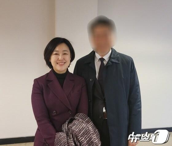 본문 이미지 - 정치자금법 위반 등 혐의로 기소된 황보승희 국회의원와 사실혼 관계의 A씨가 부산 연제구 부산지법에서 열린 첫 공판에 출석해 취재진의 질문에 대답하고 있다.2024.1.10/뉴스1 ⓒ News1 조아서 기자